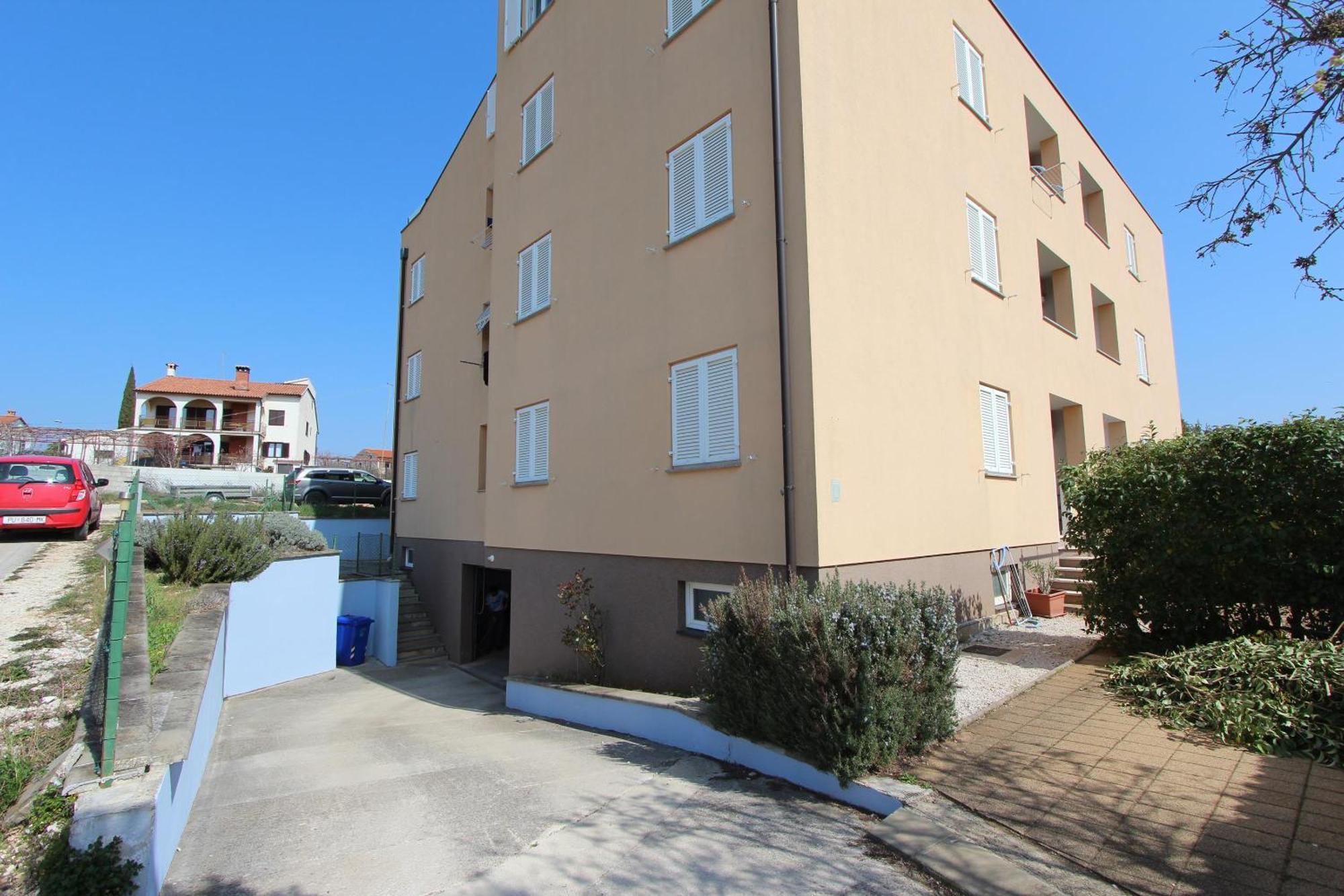 Apartma Adi *