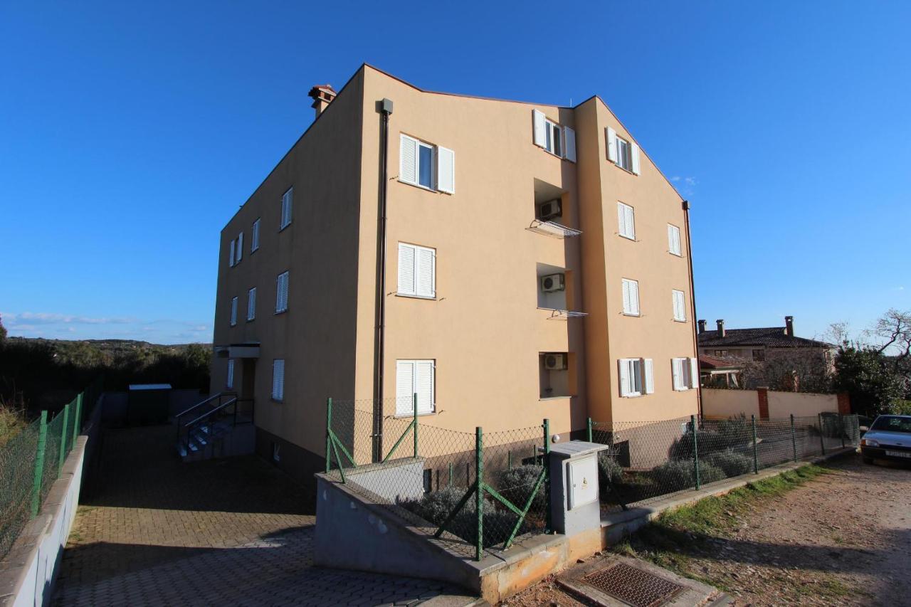 Apartma Adi *